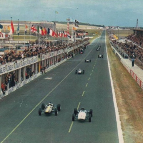 Circuit de Reims Gueux , en pleine ligne droite aux côtés de Graham Hill
Contribution de Patrimoine 51 du forum Autodiva